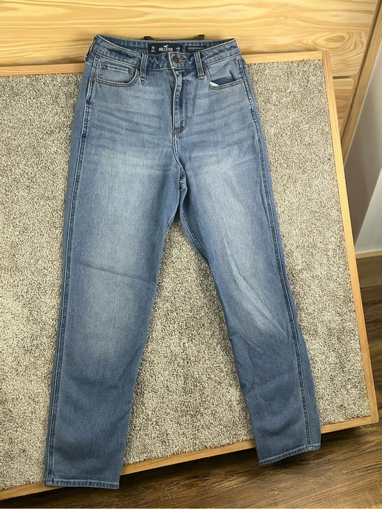 Hollister Denim - Hollister Ultra High-Rise Mom  Jeans — Medium Wash Blue